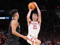 Nebraska meraih kemenangan Turnamen NCAA pertamanya, mengalahkan Troy 76-47 di belakang 23 poin Pryce Sandfort