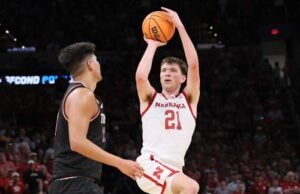 Nebraska meraih kemenangan Turnamen NCAA pertamanya, mengalahkan Troy 76-47 di belakang 23 poin Pryce Sandfort