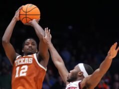 Pelompat akhir Tramon Mark memberi Texas kemenangan 68-66 atas NC State di Empat Pertama