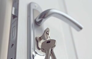 Mengganti kunci: siapa yang harus membayar antara penyewa dan pemilik?