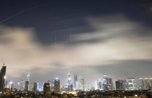 LANGSUNG, perang di Timur Tengah: rudal yang ditembakkan dari Iran menuju ke Israel, tentara Israel mengumumkan