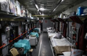 Di Ukraina, kereta evakuasi medis berada di bawah ancaman pemboman Rusia