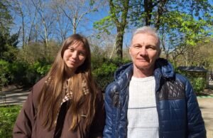 "Saya menarik kebenaran" : Masha, yang dianiaya di Rusia karena gambar anti-perang di Ukraina, disambut di Prancis bersama ayahnya