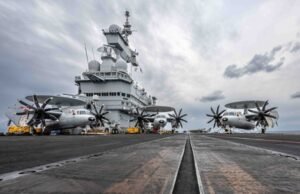 Untuk pertama kalinya, kapal induk Charles de Gaulle mengerahkan tiga pesawat pengintai udara E-2C Hawkeye