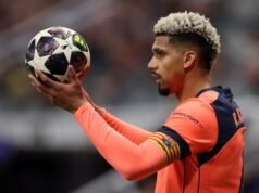 Duo pemain bertahan Barcelona tidak terpengaruh oleh hubungan transfer meskipun permintaan meningkat di seluruh Eropa