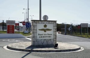 “Kami ingin Siprus didemiliterisasi dan tanpa pasukan asing,” tuntut Stefanos Stefanou dari Partai Komunis Siprus