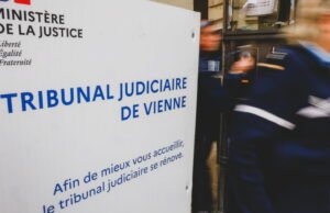 Isère. Mabuk, dia memukuli seorang manajer setelah pertandingan sepak bola dan meninggalkan tempat kejadian di belakang kemudi mobil korbannya
