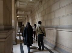 Keadilan. Diadili karena pembunuhan bayi, dia menyembunyikan anak kembarnya di dalam tas belanja