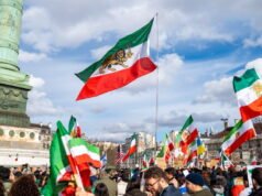 Kesaksian. Setelah kematian Khamenei, orang Iran yang diasingkan di Prancis ini “berharap bisa menyaksikan lahirnya negara bebas”