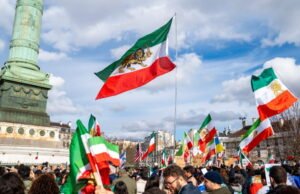 Kesaksian. Setelah kematian Khamenei, orang Iran yang diasingkan di Prancis ini “berharap bisa menyaksikan lahirnya negara bebas”