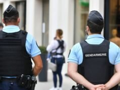 Roppenheim. Dua saudara perempuan dan seorang teman menjadi juri perjalanan belanja tanpa membayar di desa merek