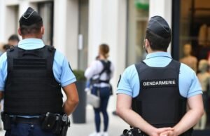 Roppenheim. Dua saudara perempuan dan seorang teman menjadi juri perjalanan belanja tanpa membayar di desa merek