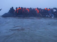 Lengan baju. Penyeberangan dilanjutkan berkat cuaca, hampir 90 migran diselamatkan di Pas-de-Calais