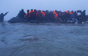 Lengan baju. Penyeberangan dilanjutkan berkat cuaca, hampir 90 migran diselamatkan di Pas-de-Calais