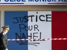 perintah keadilan pada banding atas persidangan atas kekerasan terhadap petugas polisi