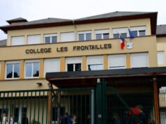 Savoy. Seorang ibu dari seorang siswa dan saudara iparnya menyerang seorang guru di halaman sekolah: “Saya melihatnya di depan saya dan saya menamparnya”