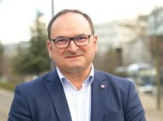 kelompok kiri mendapat keuntungan dari perpecahan kelompok kanan dan skandal Perdriau