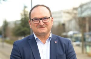 kelompok kiri mendapat keuntungan dari perpecahan kelompok kanan dan skandal Perdriau