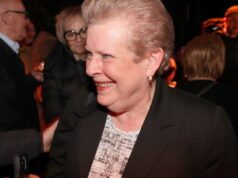 di sebelah kiri, malam antara antisipasi yang penuh semangat, tepuk tangan dan kekecewaan