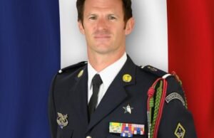 Perang di Timur Tengah. Sebagai penghormatan nasional yang diberikan kepada Arnaud Frion pada hari Selasa, Macron akan segera bertemu dengan jandanya