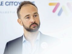 di babak kedua, United tertinggal… tapi tanpa Romain Gentil