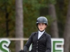 Menunggang kuda. Siapakah Louane Achard, Haut-Alpine yang berusia 14 tahun yang dianggap sebagai harapan besar dalam disiplin ini?