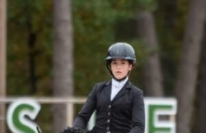 Menunggang kuda. Siapakah Louane Achard, Haut-Alpine yang berusia 14 tahun yang dianggap sebagai harapan besar dalam disiplin ini?