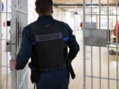 Marseille. Dia membawa tas: seorang penjaga penjara Baumette yang dihukum karena korupsi