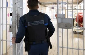 Marseille. Dia membawa tas: seorang penjaga penjara Baumette yang dihukum karena korupsi