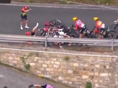 seorang pengendara sepeda menabrak penghalang dengan kecepatan penuh dan jatuh 2 meter ke bawah