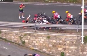 seorang pengendara sepeda menabrak penghalang dengan kecepatan penuh dan jatuh 2 meter ke bawah