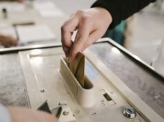 Live Municipal 2026. Tingkat partisipasi pada siang hari adalah 20,33%, naik dibandingkan tahun 2020