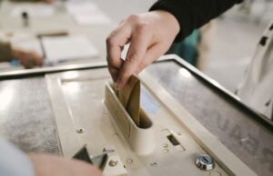 Live Municipal 2026. Tingkat partisipasi pada siang hari adalah 20,33%, naik dibandingkan tahun 2020