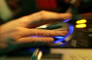 Savoy. “Tetangga yang tidak ingin dimiliki oleh siapa pun”: musik techno-nya meracuni lingkungan sekitar, hukuman DJ yang mengganggu