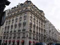 Paris. Ratusan orang yang dievakuasi dari Istana Bristol dilalap api