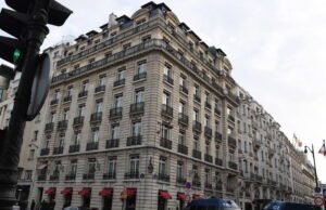 Paris. Ratusan orang yang dievakuasi dari Istana Bristol dilalap api