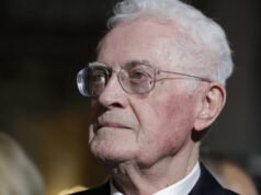 ikuti upacara di Les Invalides dan pemakaman secara langsung