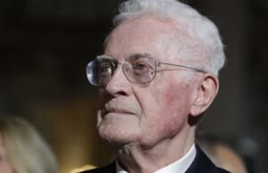 ikuti upacara di Les Invalides dan pemakaman secara langsung