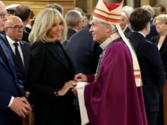 Keadilan. Mantan uskup Jean-Michel di Falco memerintahkan pemberian kompensasi kepada pria yang melakukan pemerkosaan