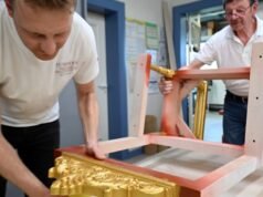 lokakarya Funfrock membuat dua kursi berlengan untuk Paus, yang akan diterima Sabtu ini di Monaco