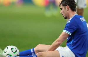 Sepak bola. Striker Racing Club de Strasbourg Joaquin Panichelli bereaksi setelah cedera serius