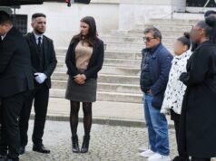 penghormatan terakhir kepada Isabelle Mergault di hadapan putrinya Maya dan Iris