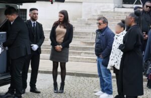 penghormatan terakhir kepada Isabelle Mergault di hadapan putrinya Maya dan Iris