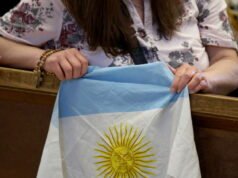 Argentina. Seorang anak laki-laki berusia 15 tahun melepaskan tembakan di sebuah sekolah, menewaskan satu orang dan melukai delapan orang