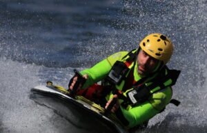 Strasbourg. Selancar listrik yang dilakukan petugas pemadam kebakaran menimbulkan sensasi