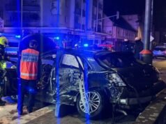 Bischheim. Di dalam mobil curian, seorang buronan menyebabkan kecelakaan dan melukai dua orang