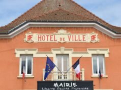 Disinfoks. Apakah walikota berhak mencopot bendera Eropa dari pedimen balai kota?