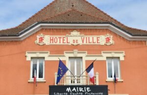 Disinfoks. Apakah walikota berhak mencopot bendera Eropa dari pedimen balai kota?