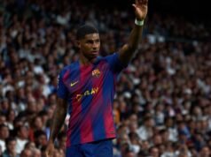 Barcelona menunda panggilan terakhir pada penyerang berusia 28 tahun itu karena masalah gaji menghalangi transfer