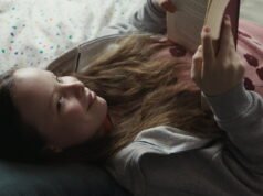 “The Slap” oleh Frédéric Hambalek: seorang remaja yang mendengar segalanya dan memberikan refleksi sarkastik atas perintah untuk tampil